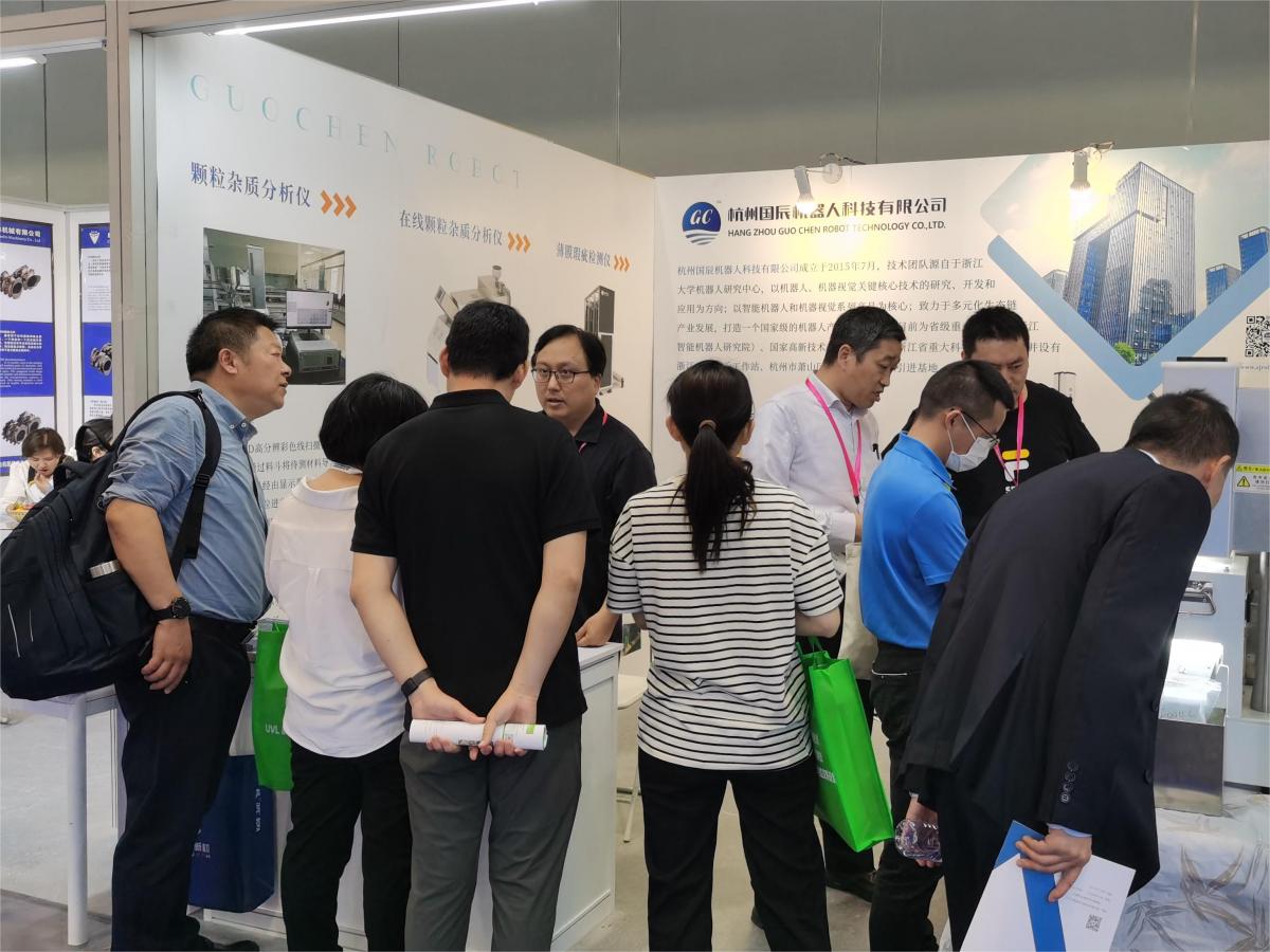 國(guó)辰展位上，到訪客戶圍觀、了解產(chǎn)品